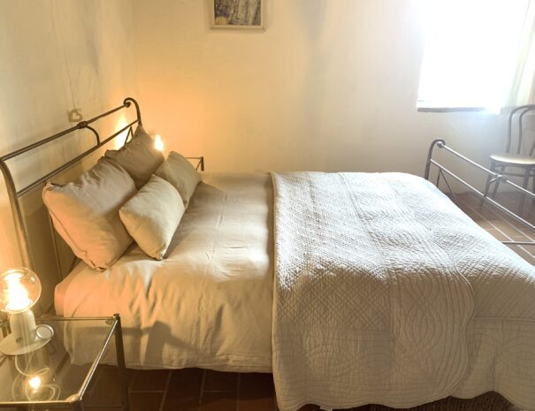 Bed in ouderslaapkamer in appartement Camino, opgemaakt